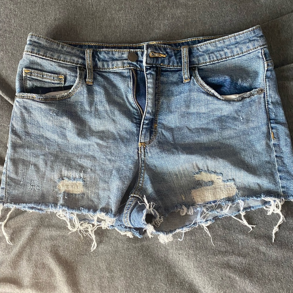 Lightly ripped denim jean shorts